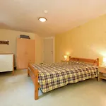 Spacious Forest Escape Semesterbostad