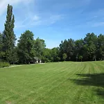 Semesterbostad Spacious Forest Escape *